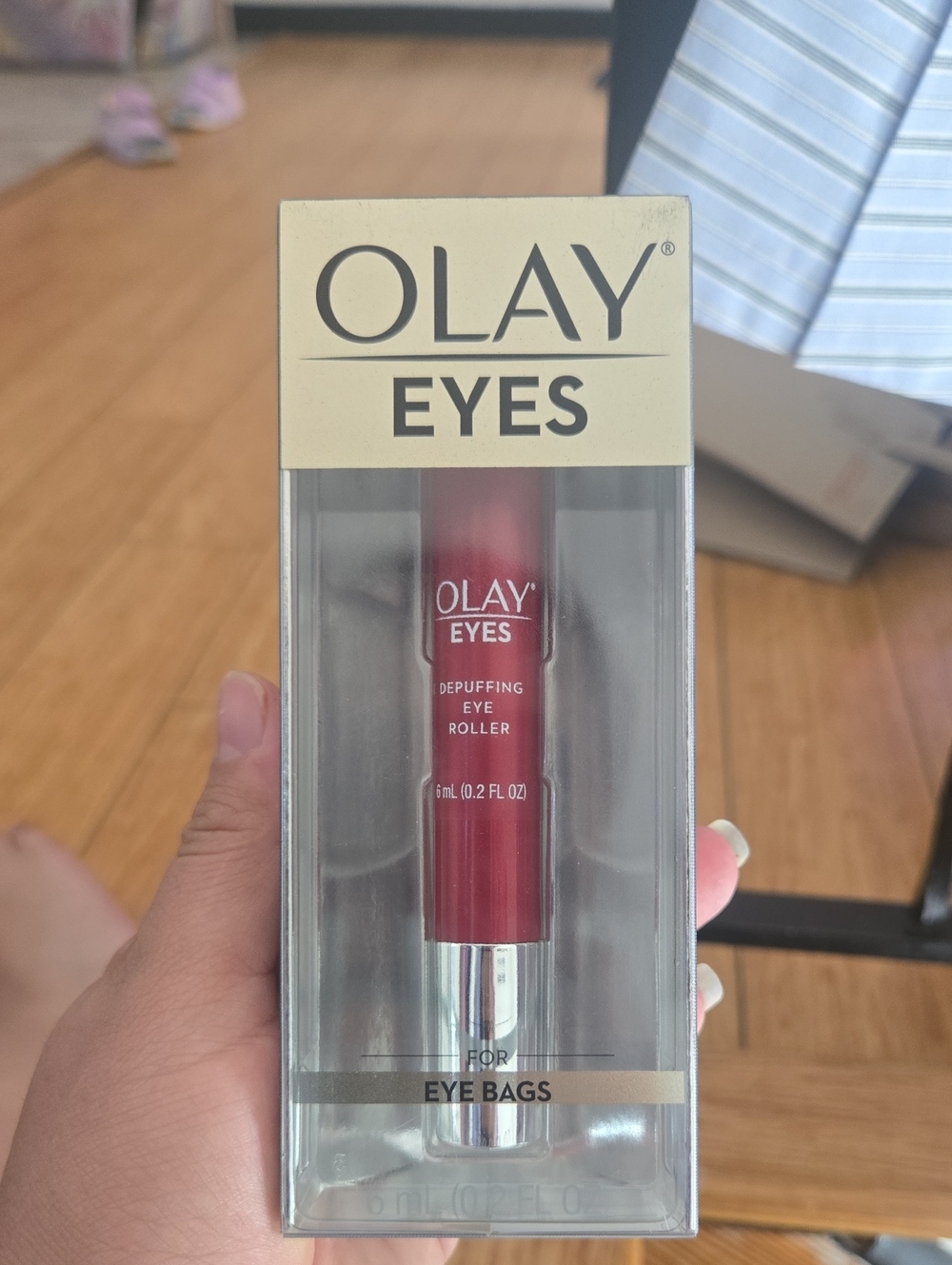 OLAY Eyes Depuffing Eye Roller - Red and Silver